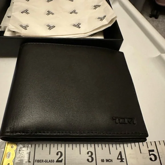 TUMI - Picture 5 of 8